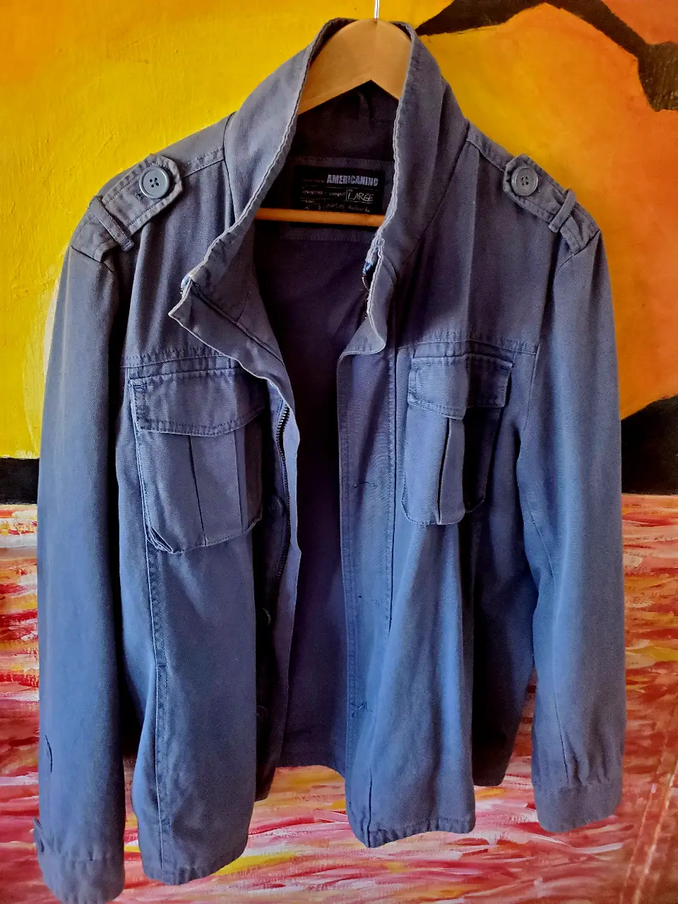 Campera azul de hombre, estilo bomber, con cierre y bolsillos. Ideal para un look casual y canchero.