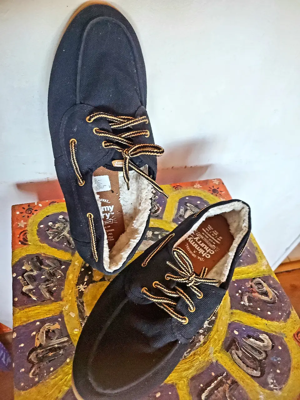 Náuticos Chimmy Churry originales para hombre, color negro con detalles en marrón y cordones bicolor. Interior con abrigo de peluche. Ideales para un look casual y cómodo.