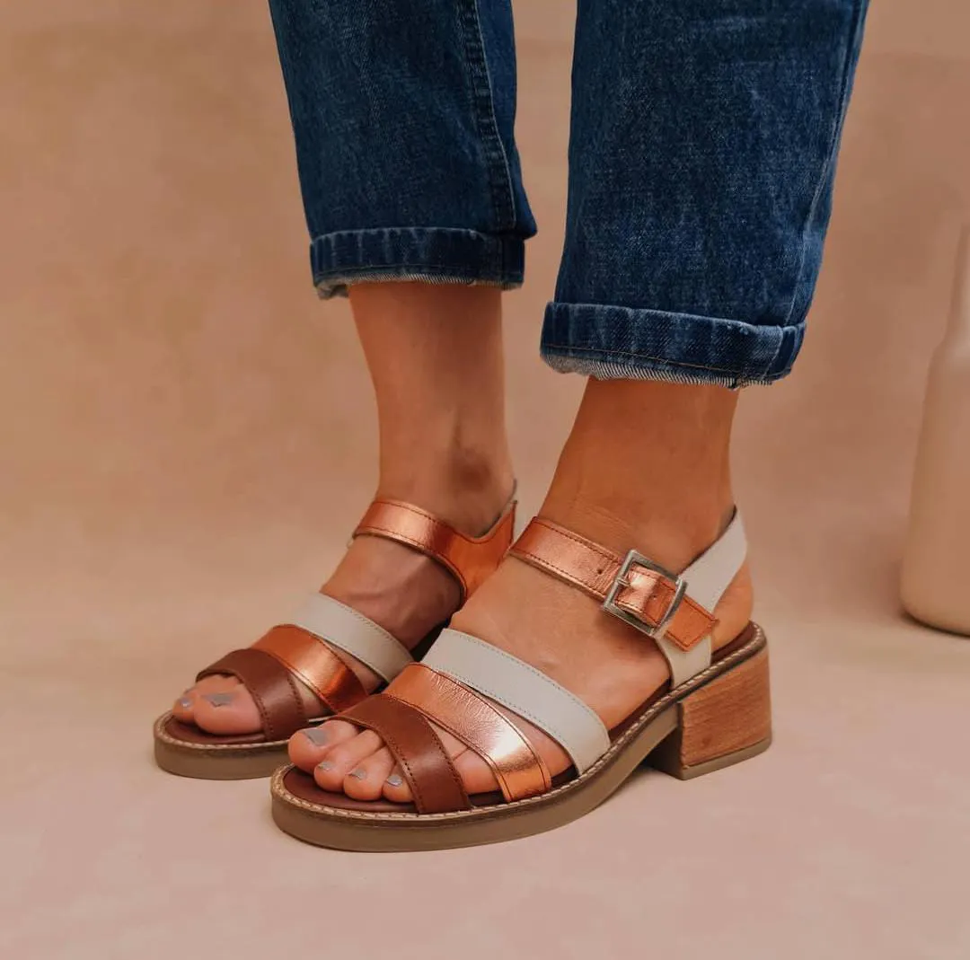 Sandalias de mujer con diseño de tiras en cuero marrón, crudo y cobre. Con hebilla y taco de madera. Marca MIYE NUEVAS.