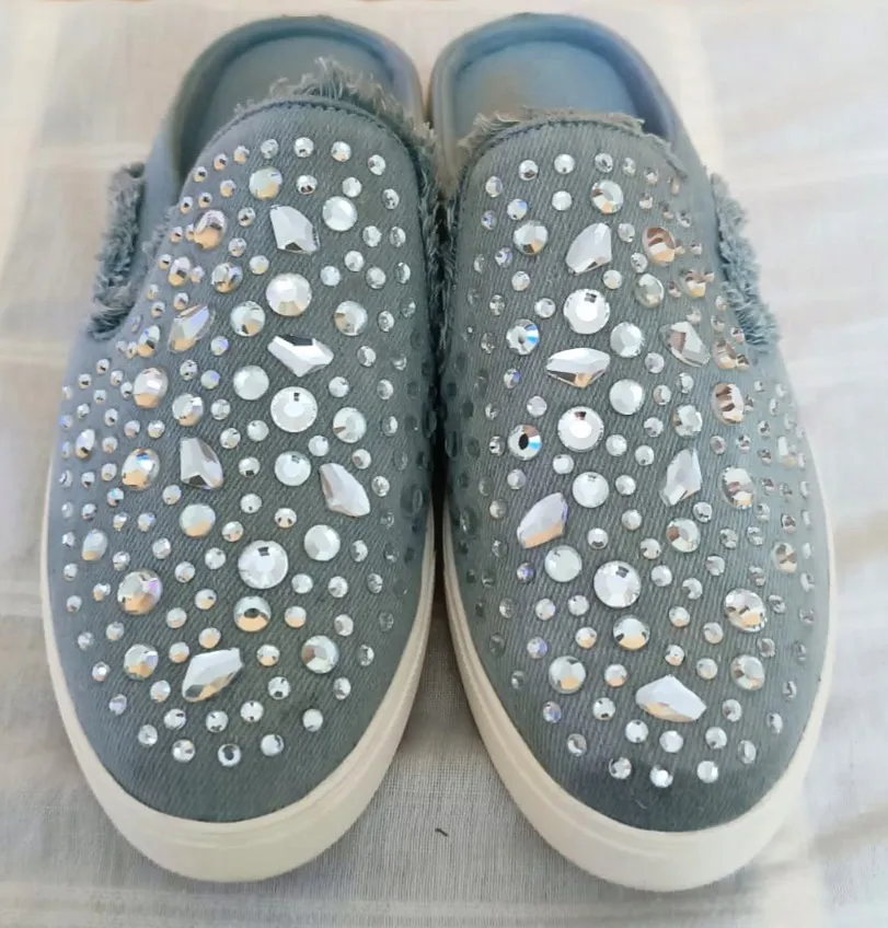 Zapatillas marca ALDO tipo mules de jean azul con apliques de strass. Suela blanca. ORIGINALES muy poco uso.