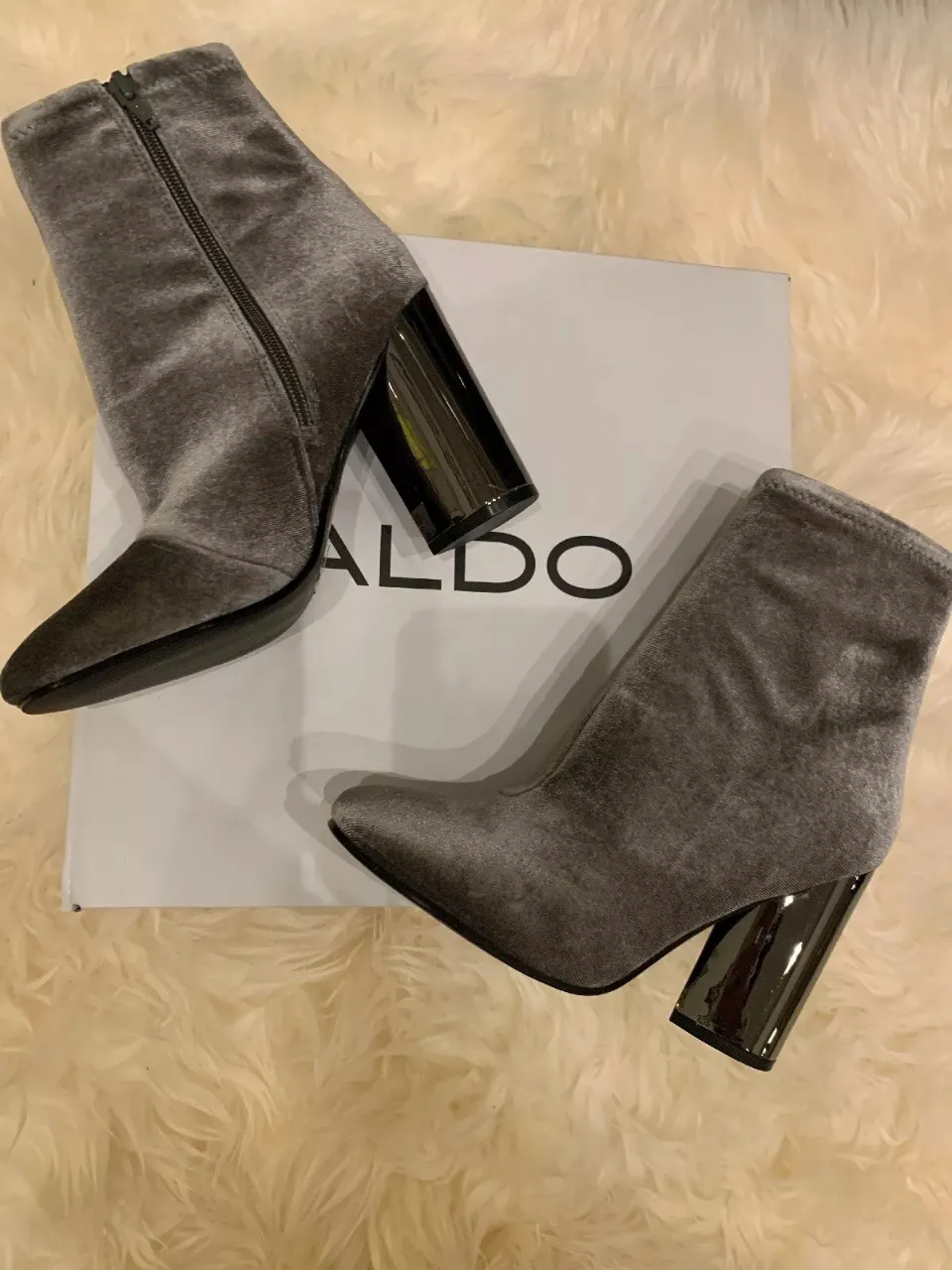 Botines de mujer Aldo de terciopelo gris con taco metalizado. Diseño elegante y moderno, ideales para complementar cualquier look.
