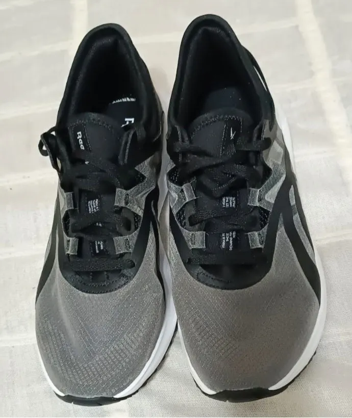 Zapatillas marca REEBOK NUEVAS ORIGINALES, color negro con suela blanca. Ideales para running y uso diario.