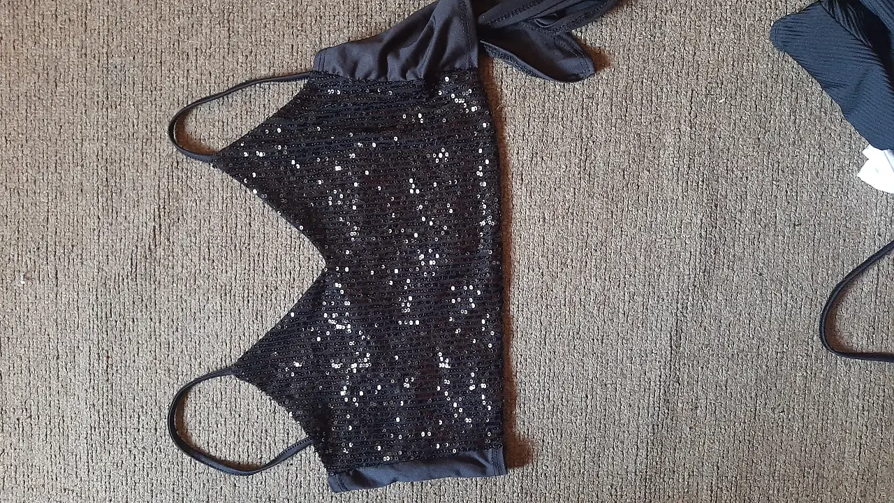 Top negro con lentejuelas, ideal para fiestas y eventos especiales. Diseño elegante y llamativo, perfecto para destacar en cualquier ocasión.
