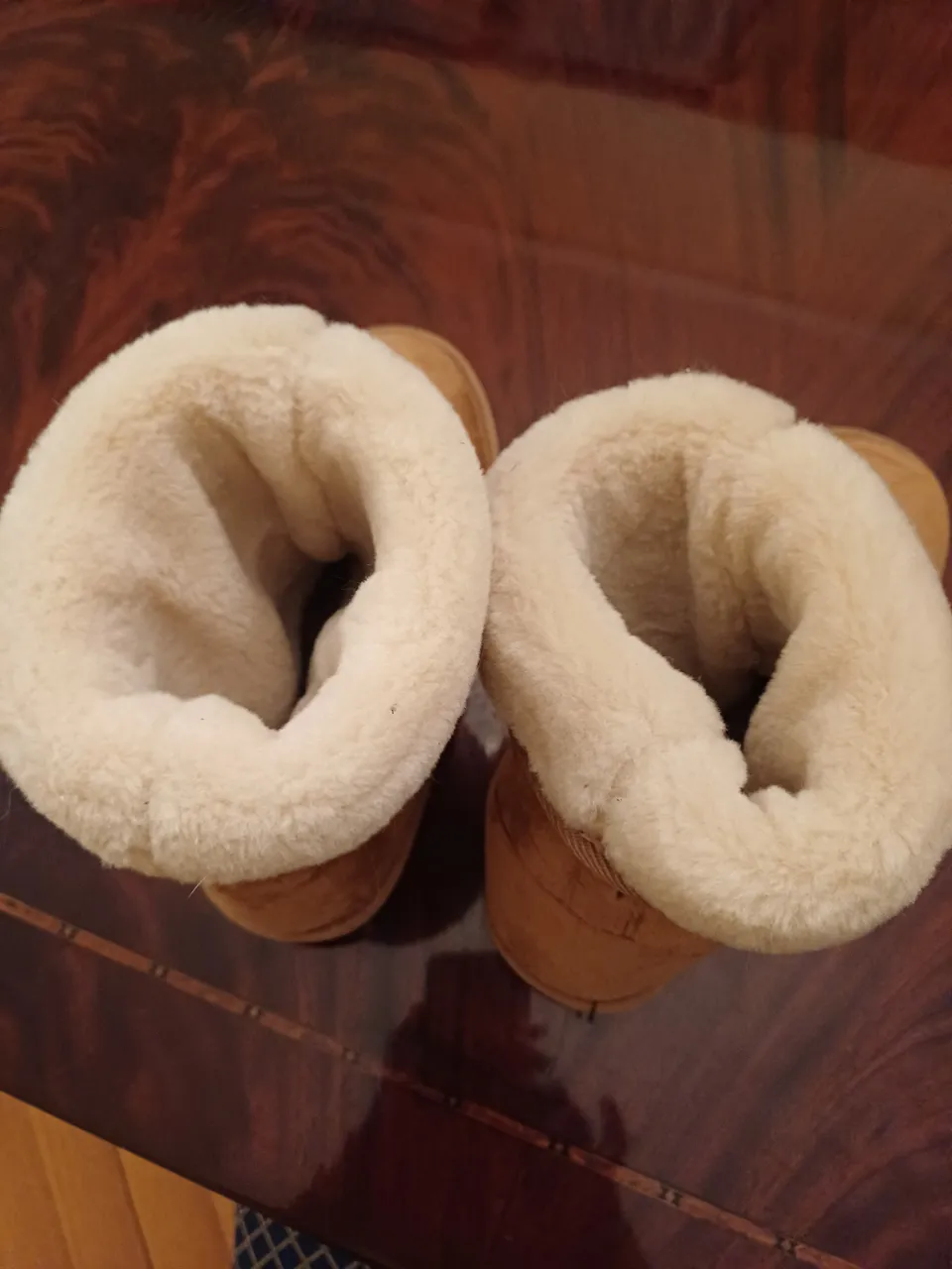 Botas de mujer estilo UGG, color marrón con interior de piel sintética color crema. Talle 38.