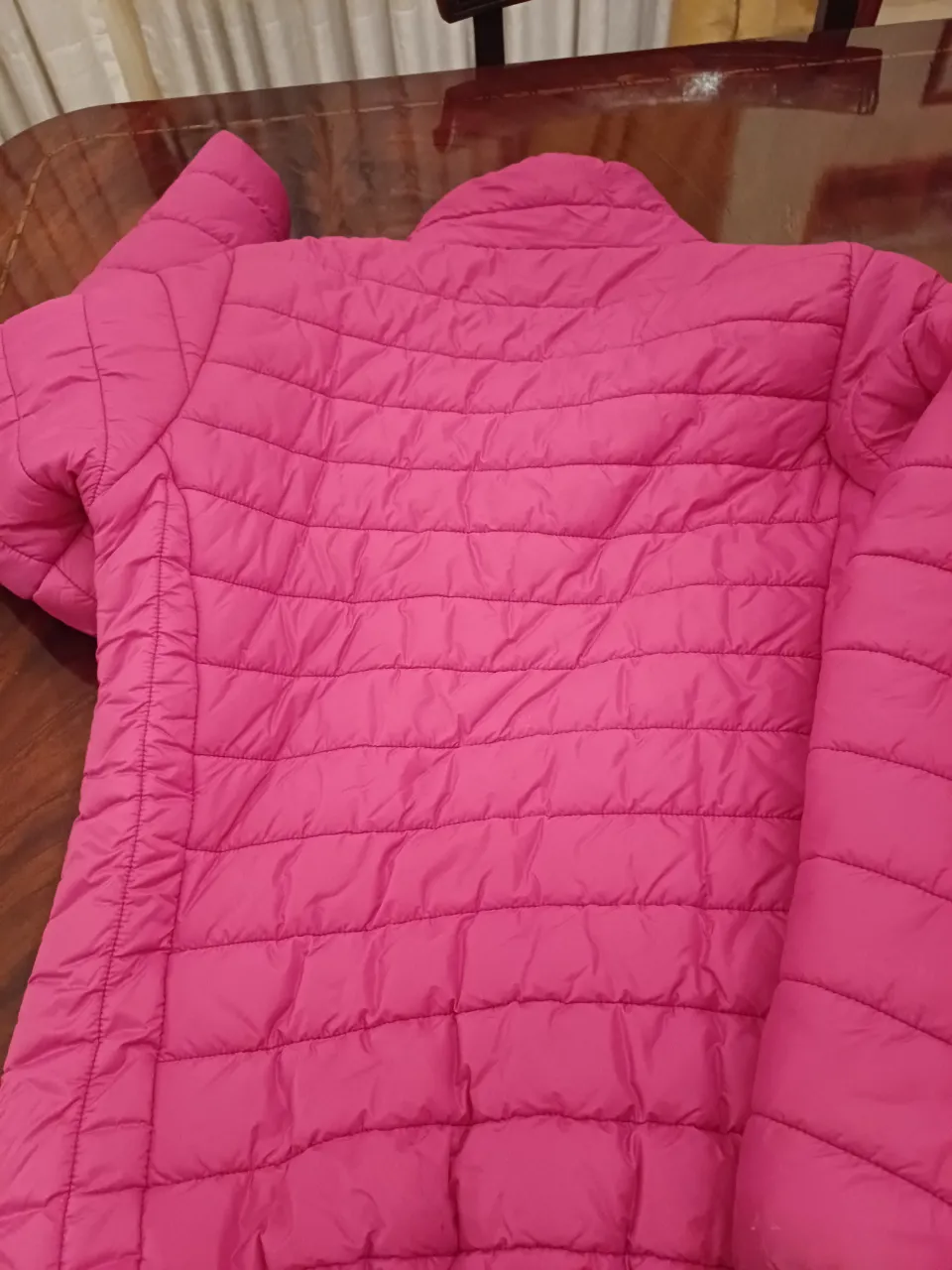 Campera Alpine Skate acolchada para mujer, color rosa vibrante. Ideal para el invierno, con cierre y cuello alto. Perfecta para un look casual y abrigado.
