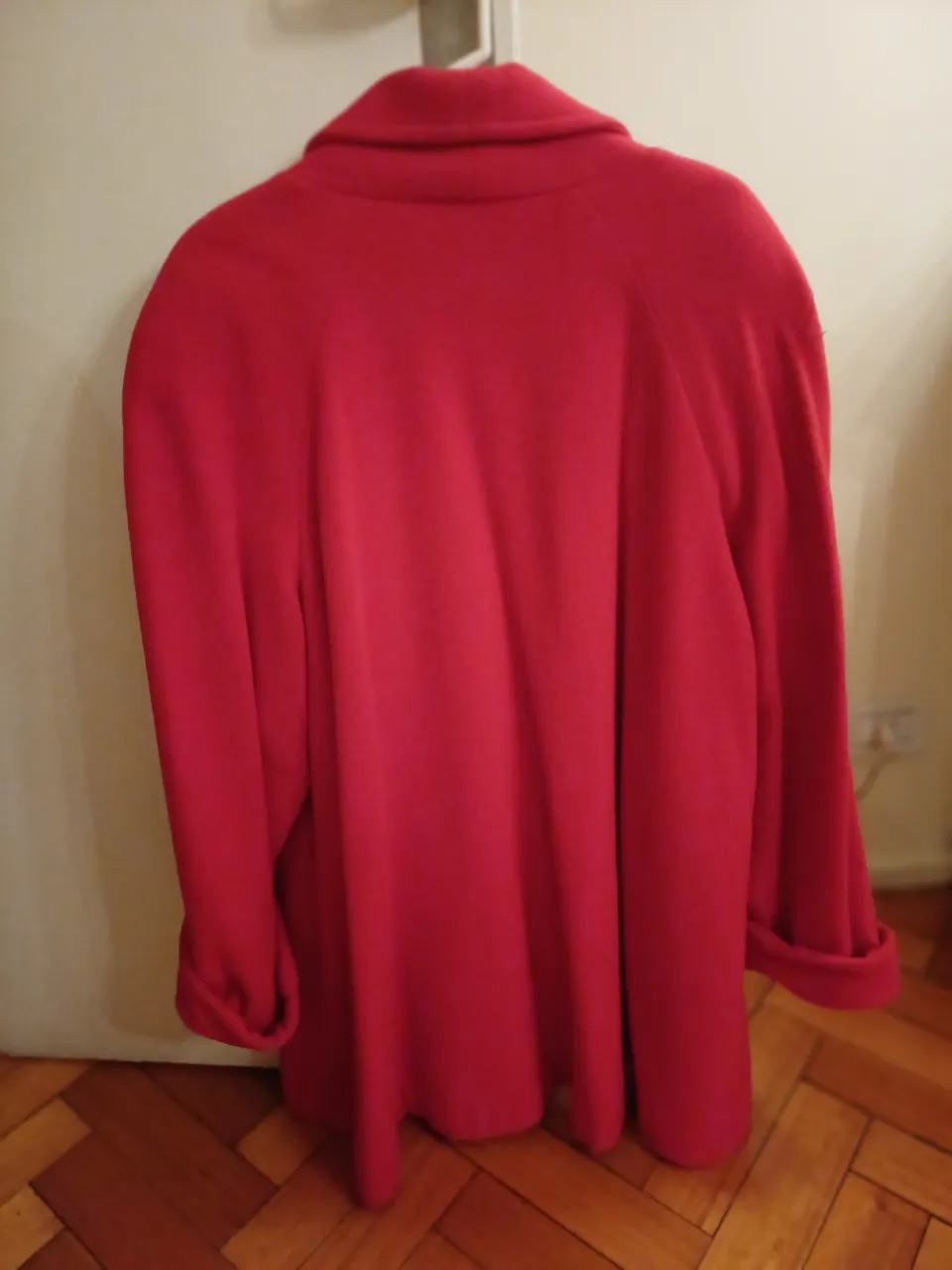Tapado rojo de paño, con cuello solapa y botones. Ideal para un look elegante y abrigado.