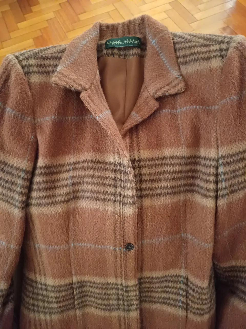 Elegante blazer de mujer, con diseño a cuadros en tonos marrones. Ideal para un look sofisticado y versátil.