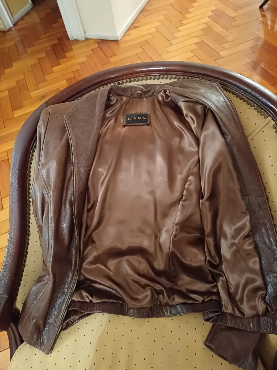 Campera de cuero marrón BONN, estilo biker, con cierre y detalles de diseño. Ideal para un look moderno y canchero.