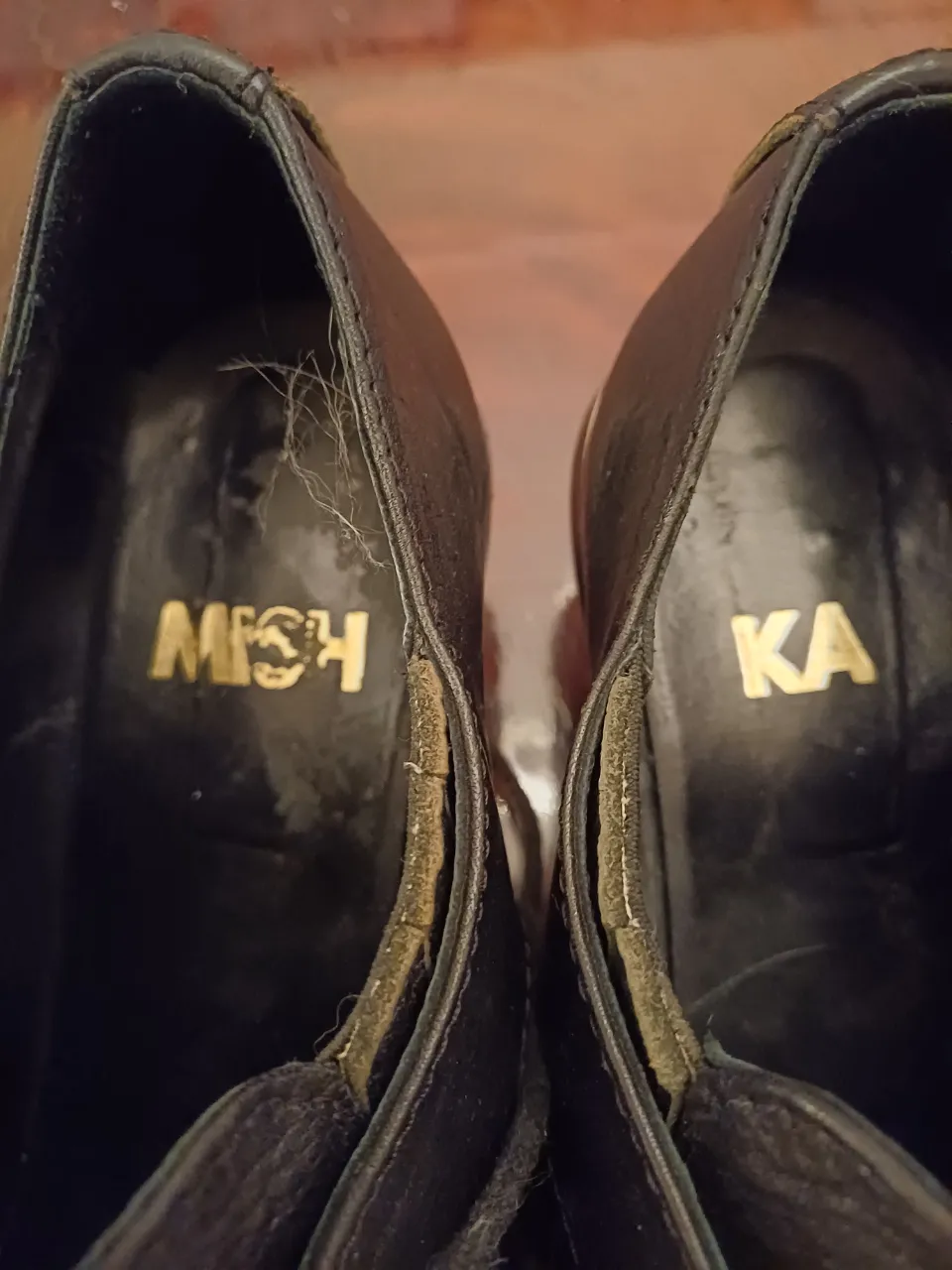 Botines de cuero negro con cordones y suela blanca. Ideales para un look moderno y sofisticado.