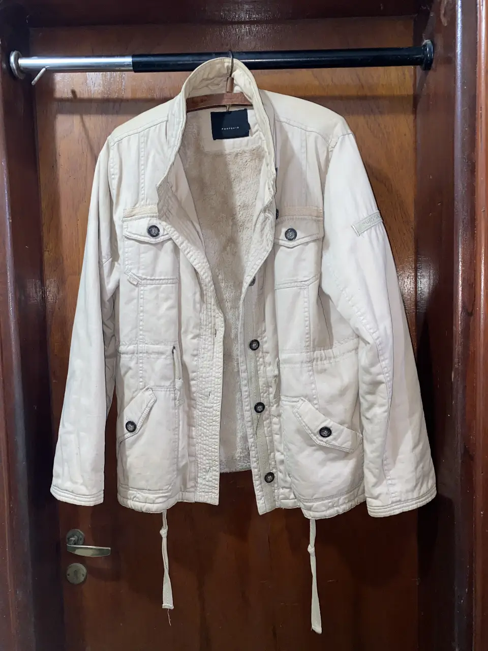 Campera beige de mujer, estilo utilitario con múltiples bolsillos y forro símil corderito interior. Ideal para un look casual y abrigado.