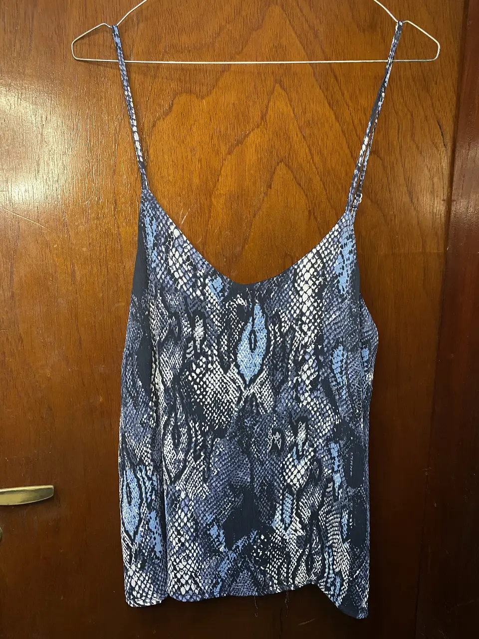 Top de mujer con estampado de serpiente en tonos azules y blancos. Diseño con tirantes finos y escote en V. Ideal para un look casual y fresco.
