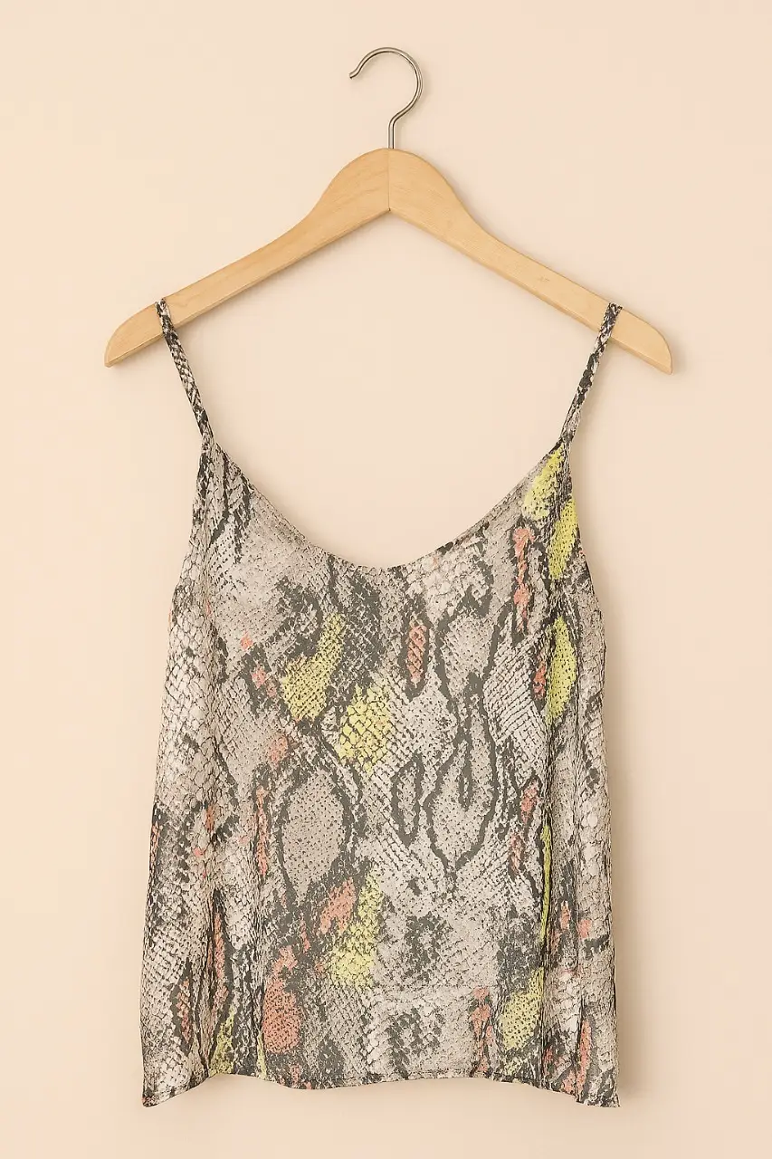 Musculosa con estampado de serpiente, ideal para el verano. Diseño con tirantes finos y escote en V. Perfecta para un look casual y fresco.