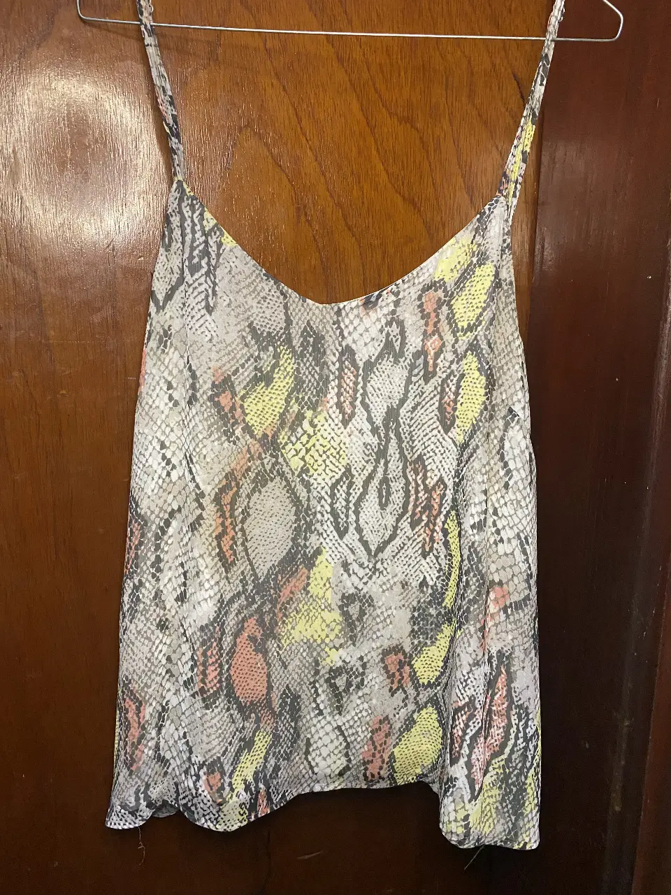 Musculosa con estampado de serpiente, ideal para el verano. Diseño con tirantes finos y escote en V. Perfecta para un look casual y fresco.