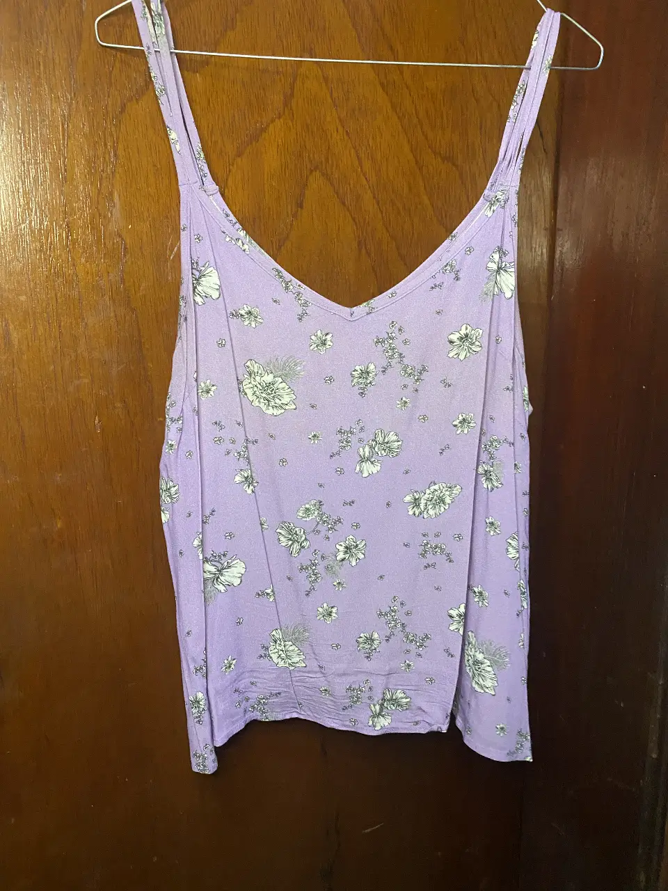 Musculosa de mujer en color violeta con estampado floral. Ideal para el verano, con un diseño fresco y cómodo.