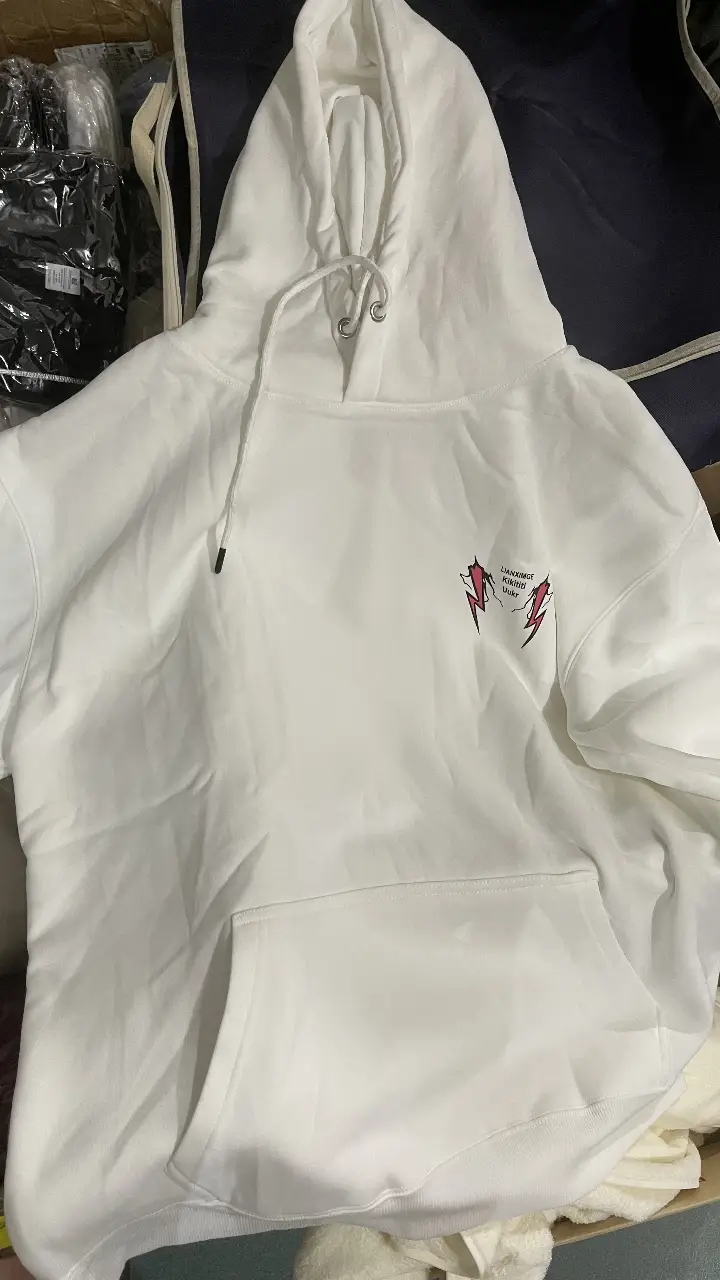 Buzo canguro forrado blanco con capucha y bolsillo delantero. Estampado en la parte trasera con diseño de rayos y texto. Etiqueta de la marca NASA.