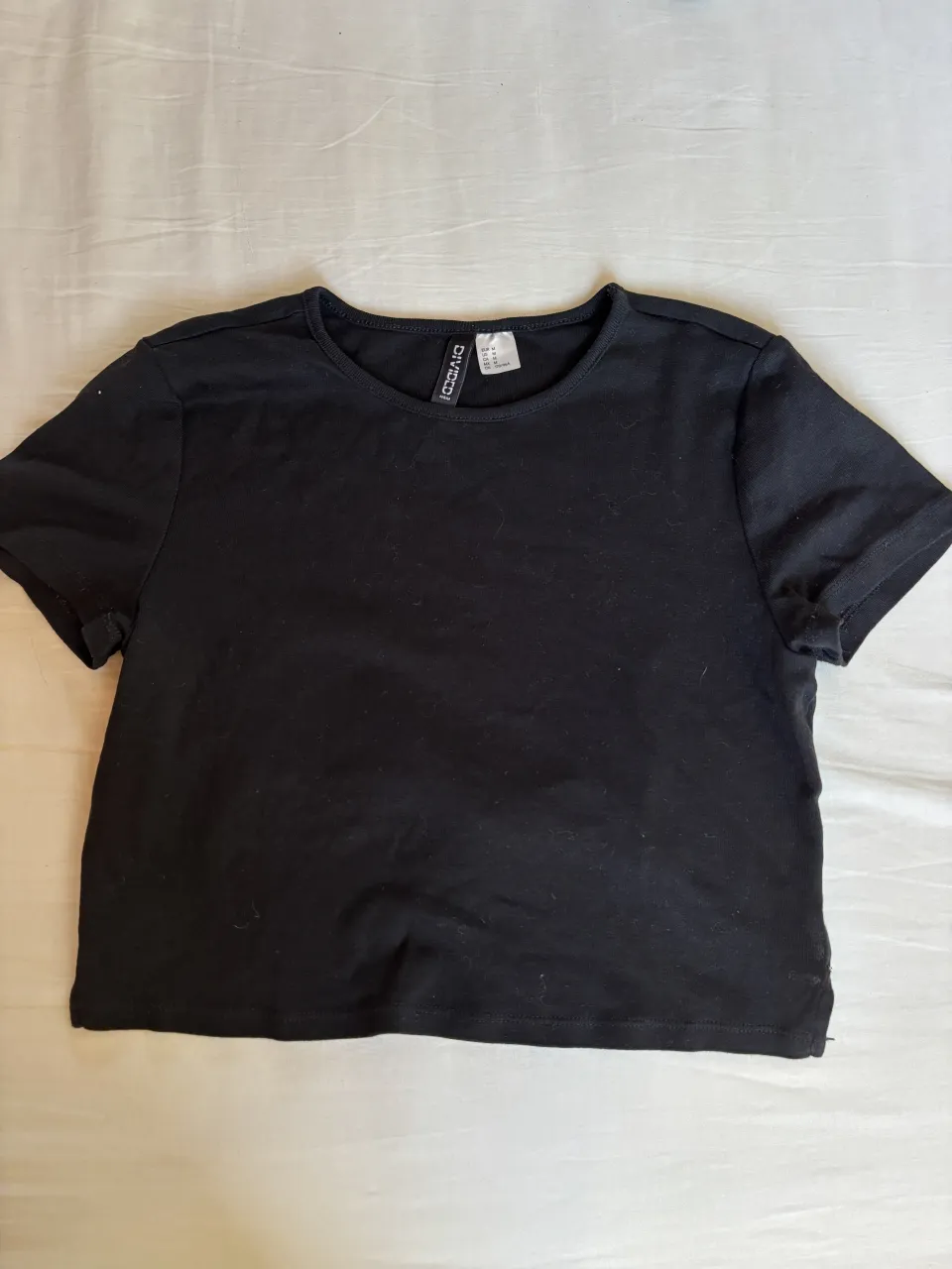 Remera negra crop con tiras para atar en la espalda. Ideal para un look casual y canchero.