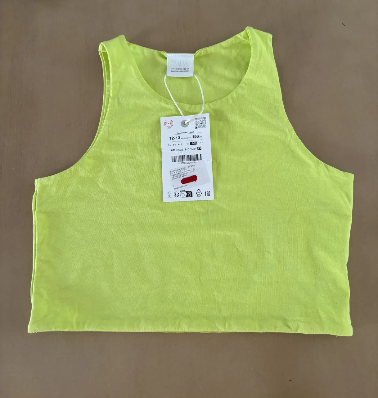Musculosa crop top de algodón en color amarillo. Ideal para un look moderno y canchero.