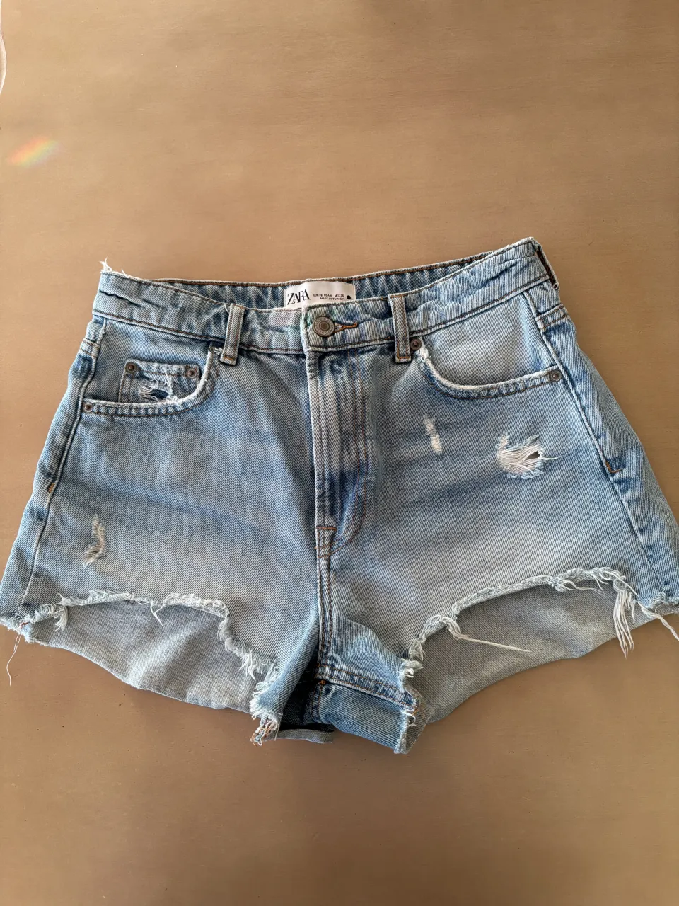 Shorts de jean tiro alto, con roturas y detalles desgastados. Un clásico para el verano, ideales para un look casual y canchero.