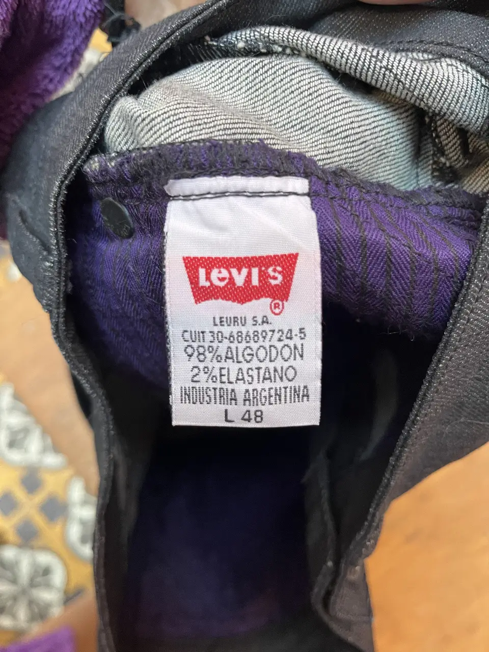 Pollera de jean negra de la marca Levi's, con un diseño de falda. Ideal para un look casual y moderno.