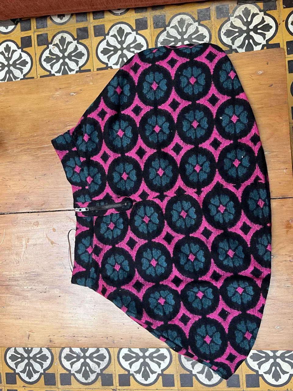 Pollera de mujer con estampado geométrico en tonos rosa y negro. Diseño con cierre y detalle de la marca Jazmin Chebar. Ideal para un look moderno y sofisticado. talle s/m