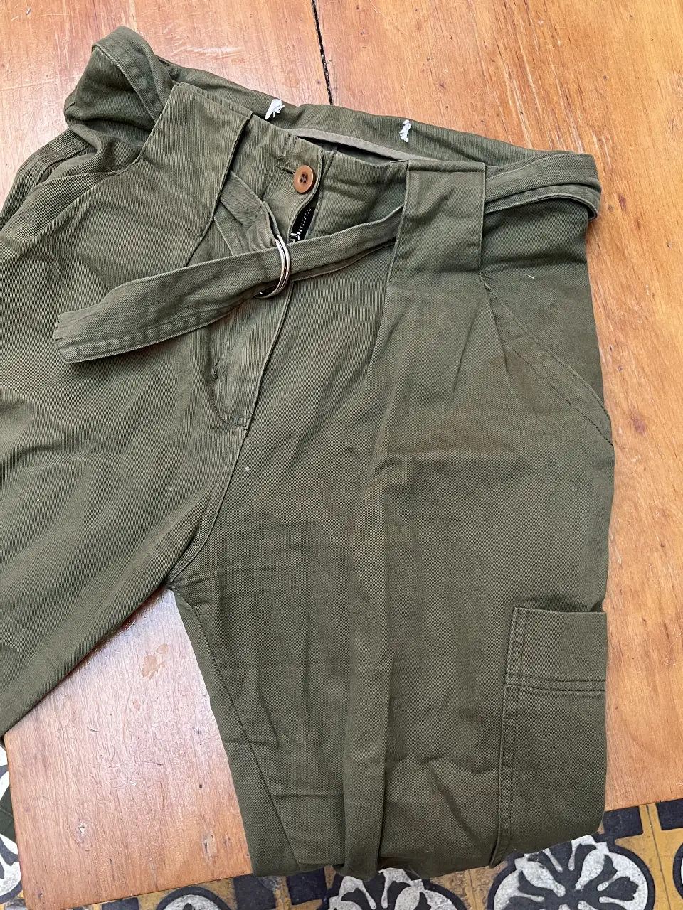 Pantalón cargo verde militar de algodón, con talle 26. Ideal para un look utilitario y casual.