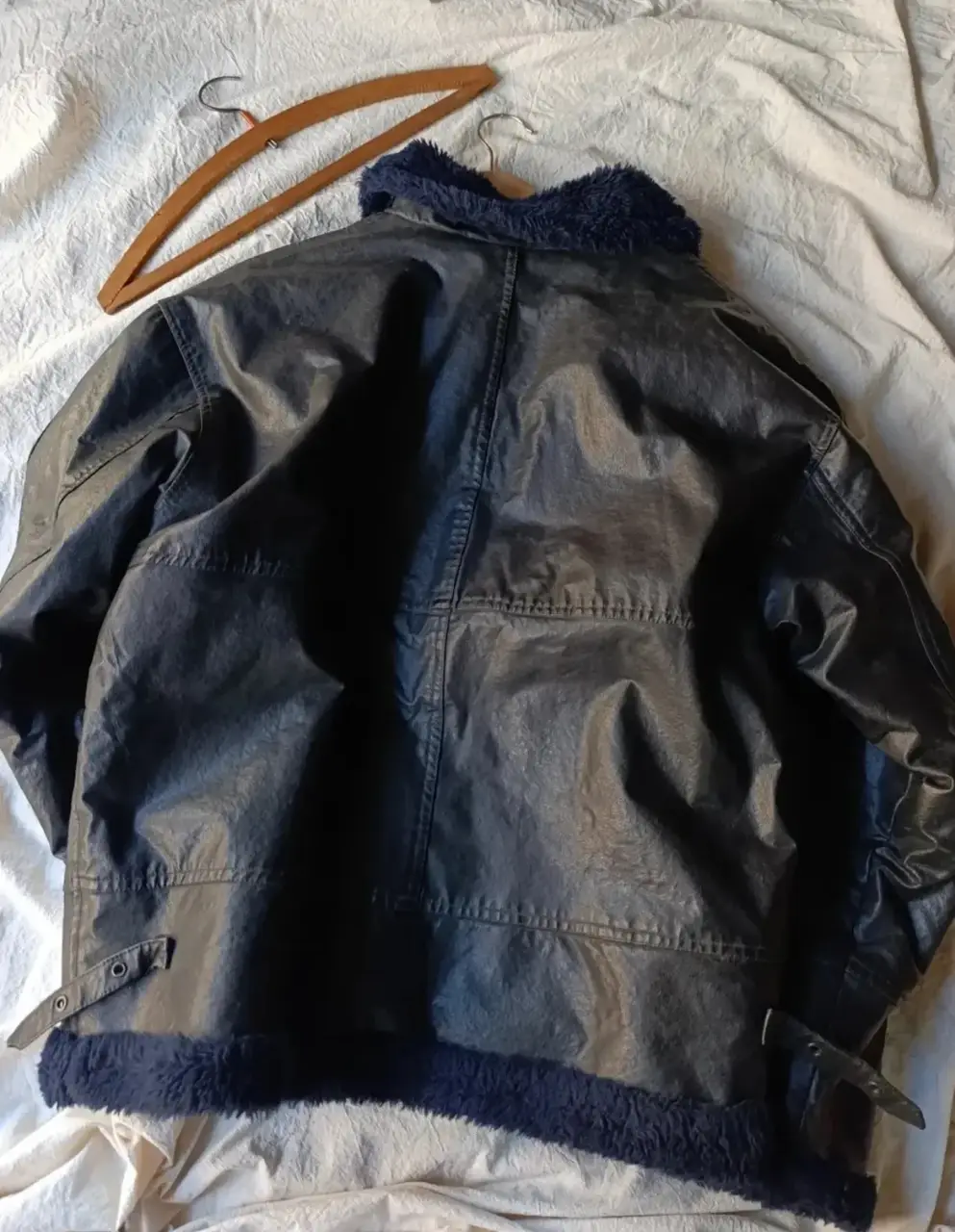Gamulan de cuero, estilo aviador, con cuello y puños de piel. Cierre y detalles metálicos. Ideal para el invierno.