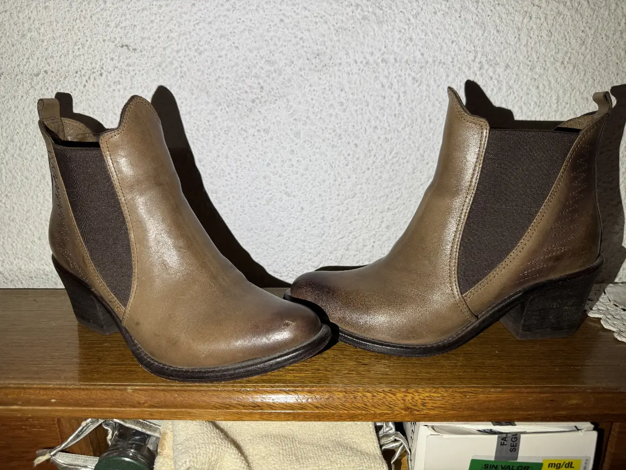 Botines de cuero marrón con detalles en elásticos laterales. Tienen un taco bajo y son ideales para un look casual y cómodo.