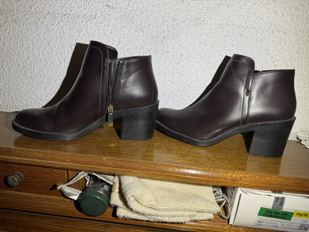 Botines de cuero sintético color marrón oscuro, con cierre lateral y taco ancho. Ideales para un look casual y elegante.