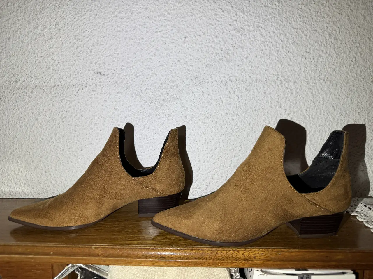 Botines de gamuza color marrón con aberturas laterales. Talle 36, de la marca Zara Trafaluc. Ideales para un look casual y moderno. 1 USO