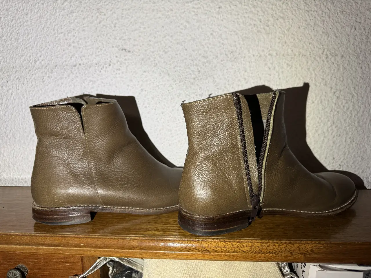 Botines de cuero marrón , con cierre lateral y diseño clásico. Ideales para un look casual y versátil.