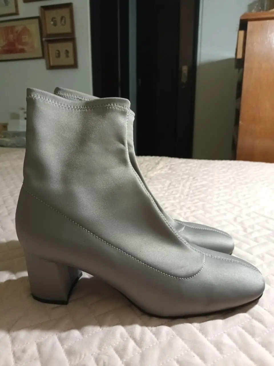 Botines grises de tela, con taco cuadrado. Talle 37, de la marca Zara Basic Collection.