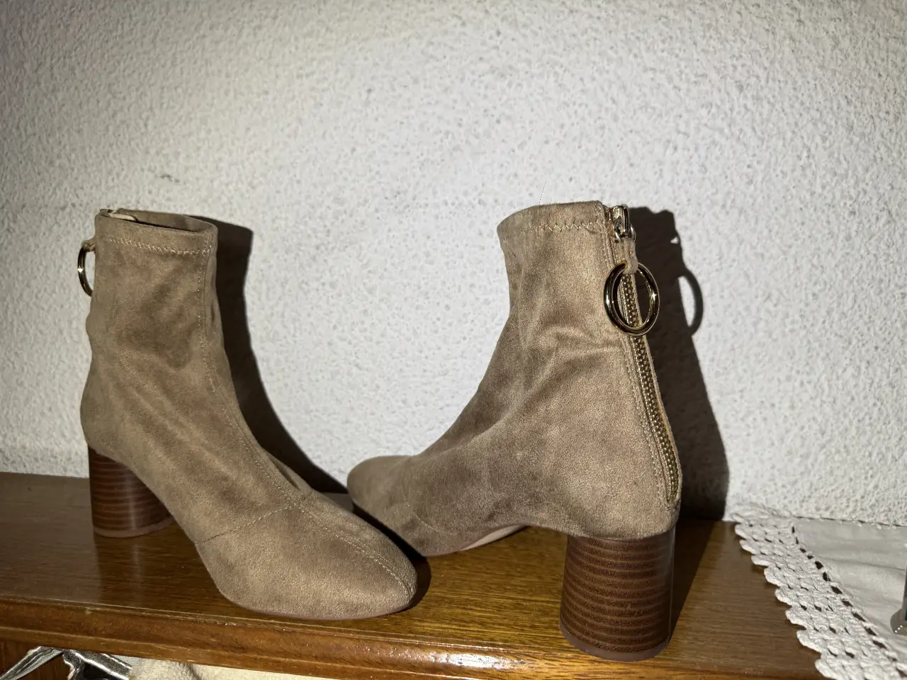 Botines de gamuza color marrón con taco ancho y cierre en la parte trasera. Talle 37. Marca Zara Basic Collection.