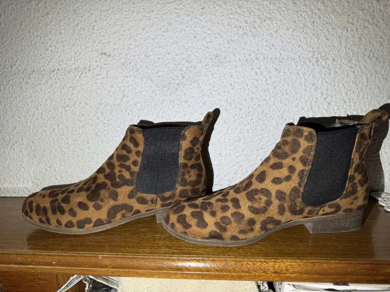 Botines de mujer con estampado de leopardo. Ideales para un look casual y canchero. Confeccionados en gamuza sintética, estos botines son cómodos y versátiles. Perfectos para combinar con jeans, faldas o vestidos.