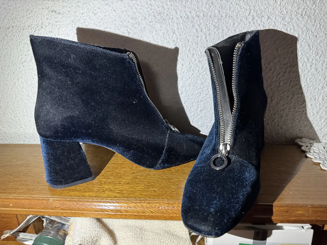 Botines de terciopelo azul marino con cierre frontal. Ideales para un look elegante y moderno. Marca Zara Trafaluc. 1 SOLO USO