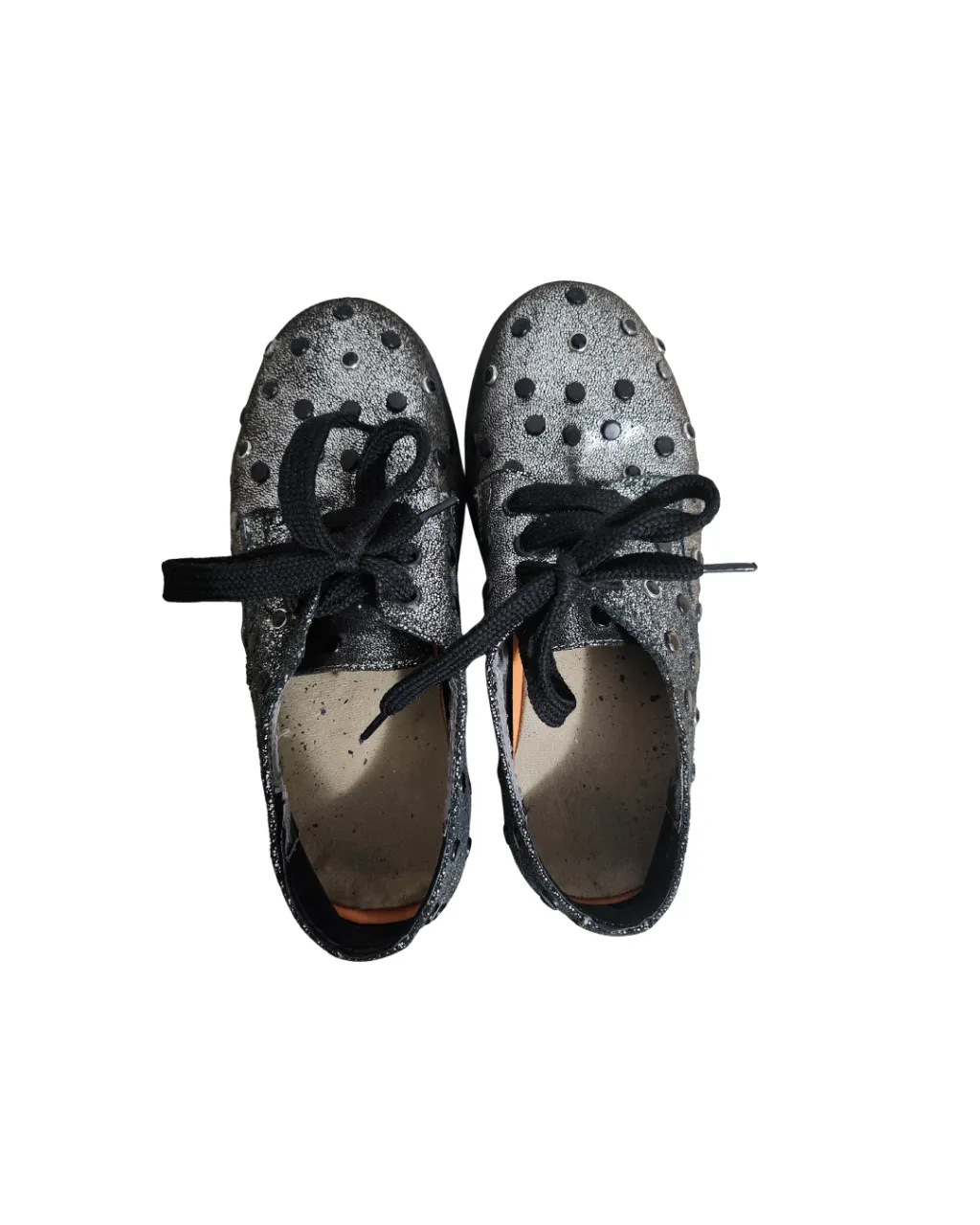 Zapatillas de plataforma con diseño de lunares y cordones negros. Ideales para un look rocker y urbano.
Es un 38 para pie de horma ancha.