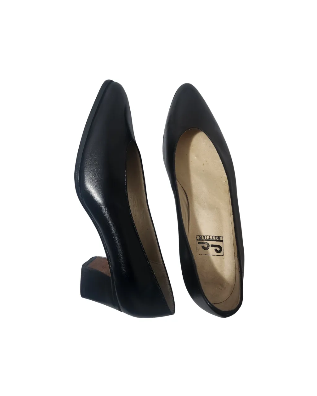 Elegantes zapatos Nuevos de taco alto negros, ideales para una salida o evento formal. Diseño clásico y atemporal.