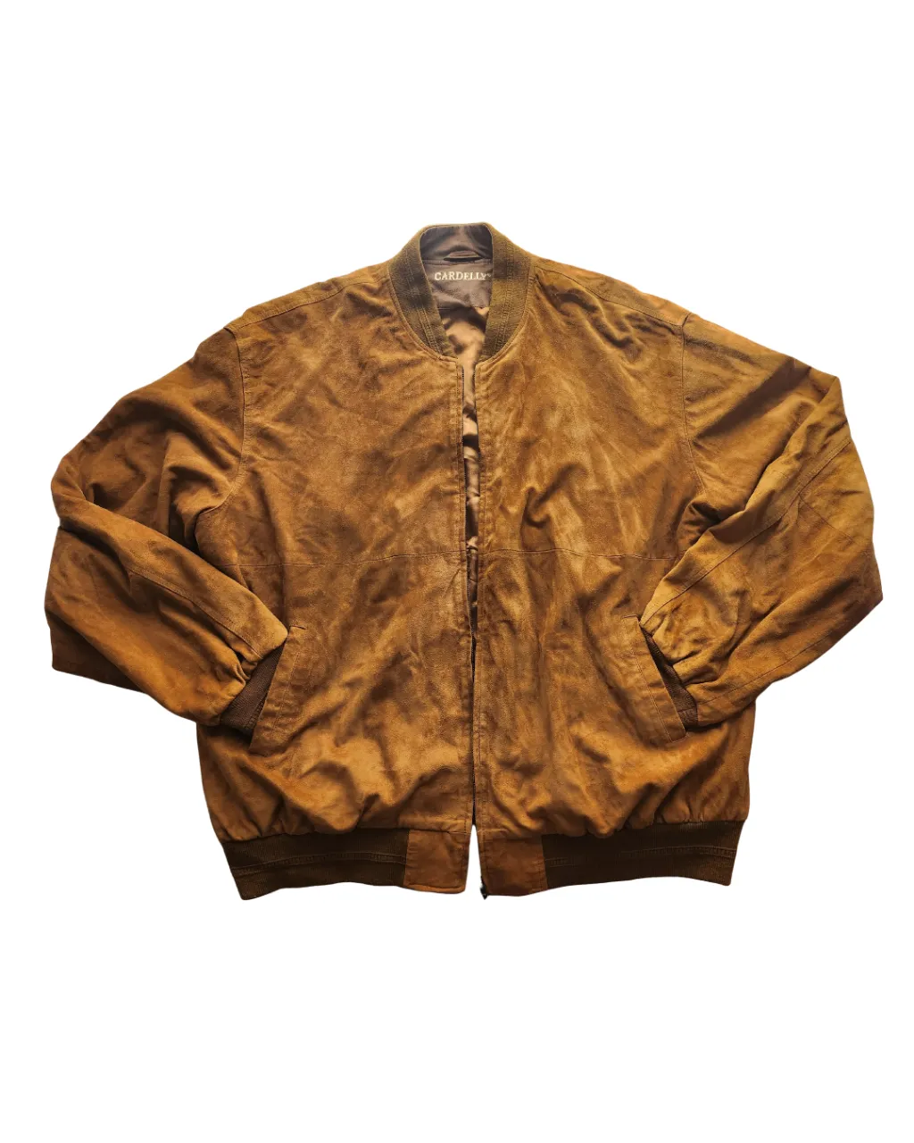 Campera bomber Cuero de gamuza marrón.
Traída de Alemania, liviana y suave.
Con cierre frontal y bolsillos laterales. Ideal para un look casual y canchero.
