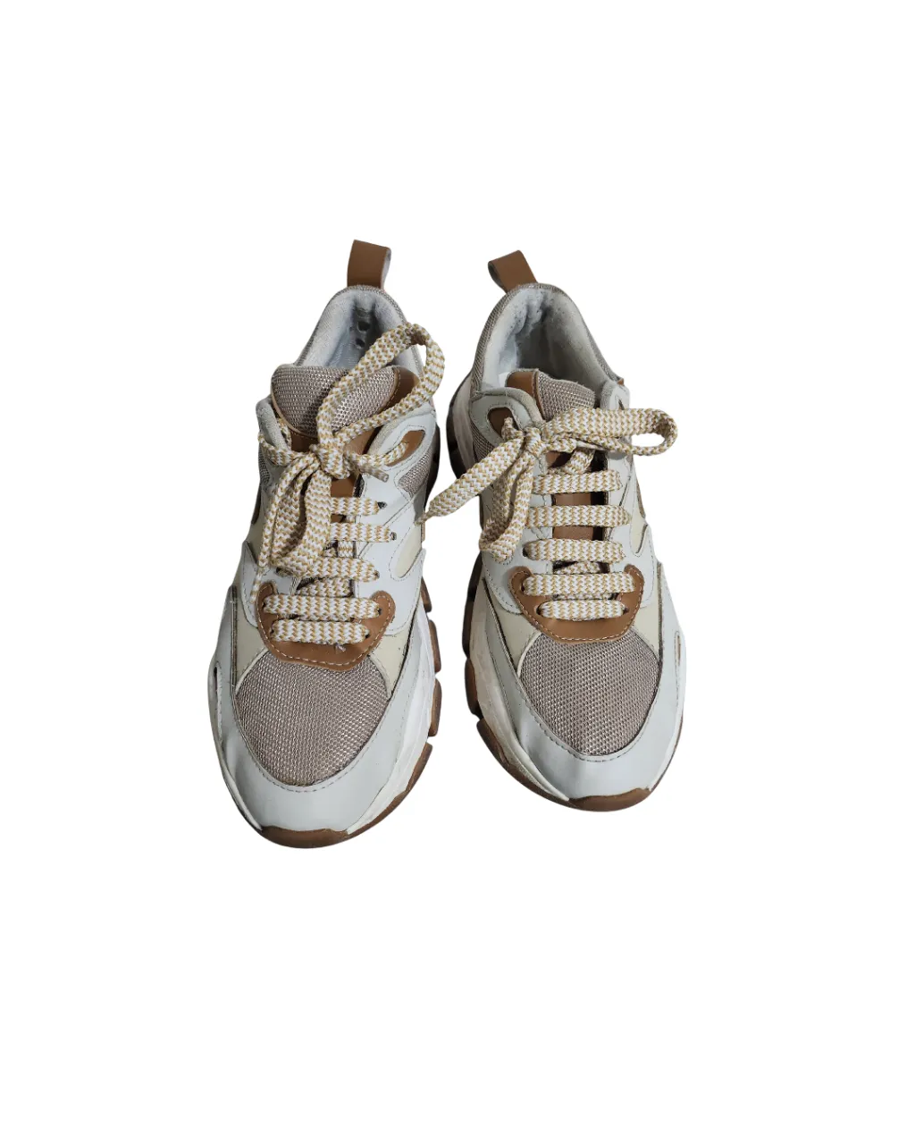 Zapatillas deportivas para mujer, estilo chunky, en color blanco con detalles en marrón y beige. Ideales para un look casual y moderno. me quedaron chicas, casi nada de uso.