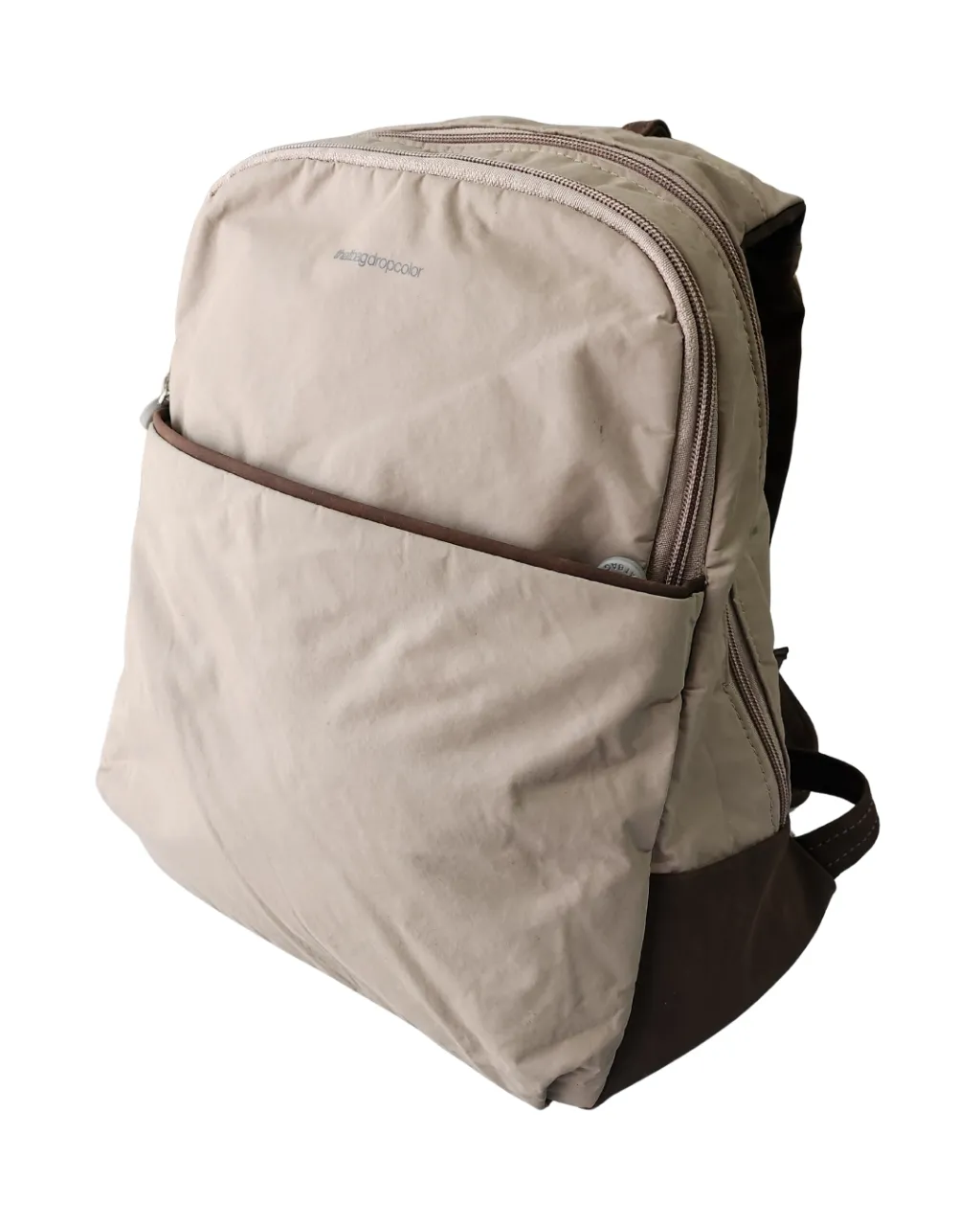 Mochila beige y marrón con bolsillo frontal. Ideal para llevar tus cosas con estilo y comodidad. Perfecta para el día a día.