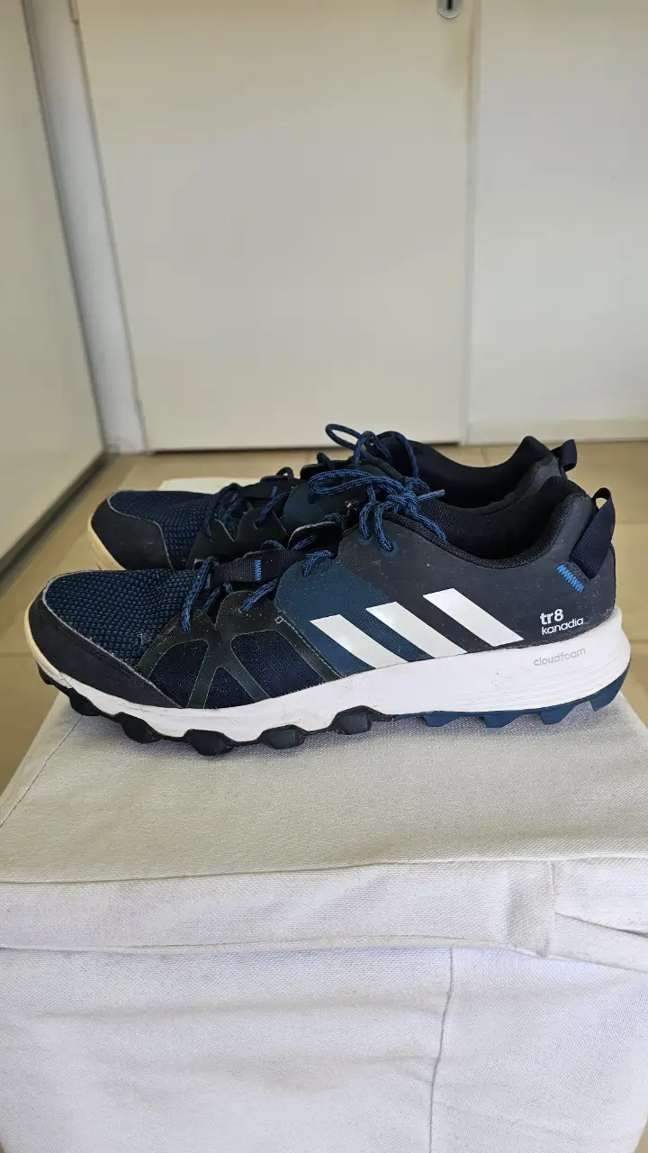Zapatillas Adidas Kanadia TR8 Cloudfoam para hombre, color azul marino con detalles en blanco. Ideales para running y actividades al aire libre.