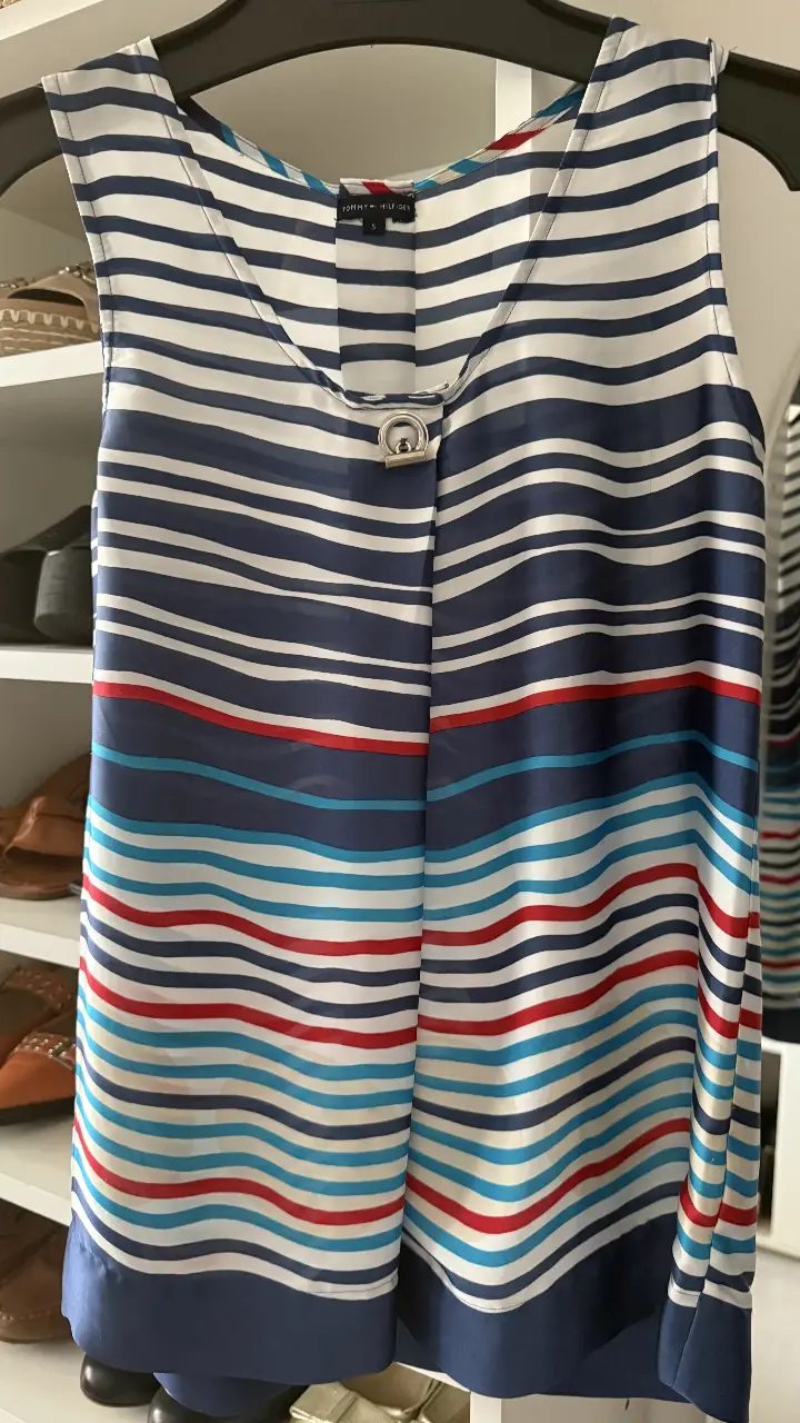 Blusa sin mangas Tommy Hilfiger a rayas azul y blanco con detalles en rojo y celeste. Talle S.