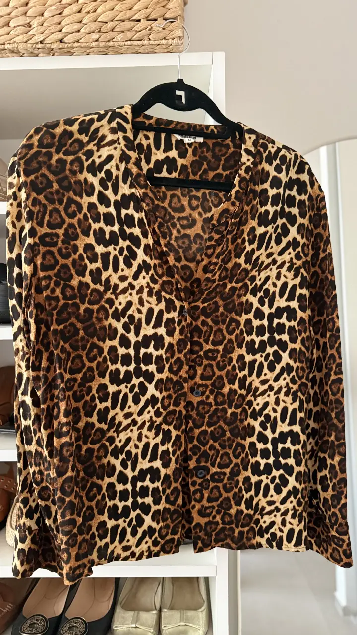 Camisa de mujer con estampado de leopardo. Talle M. Ideal para un look casual o de fiesta.