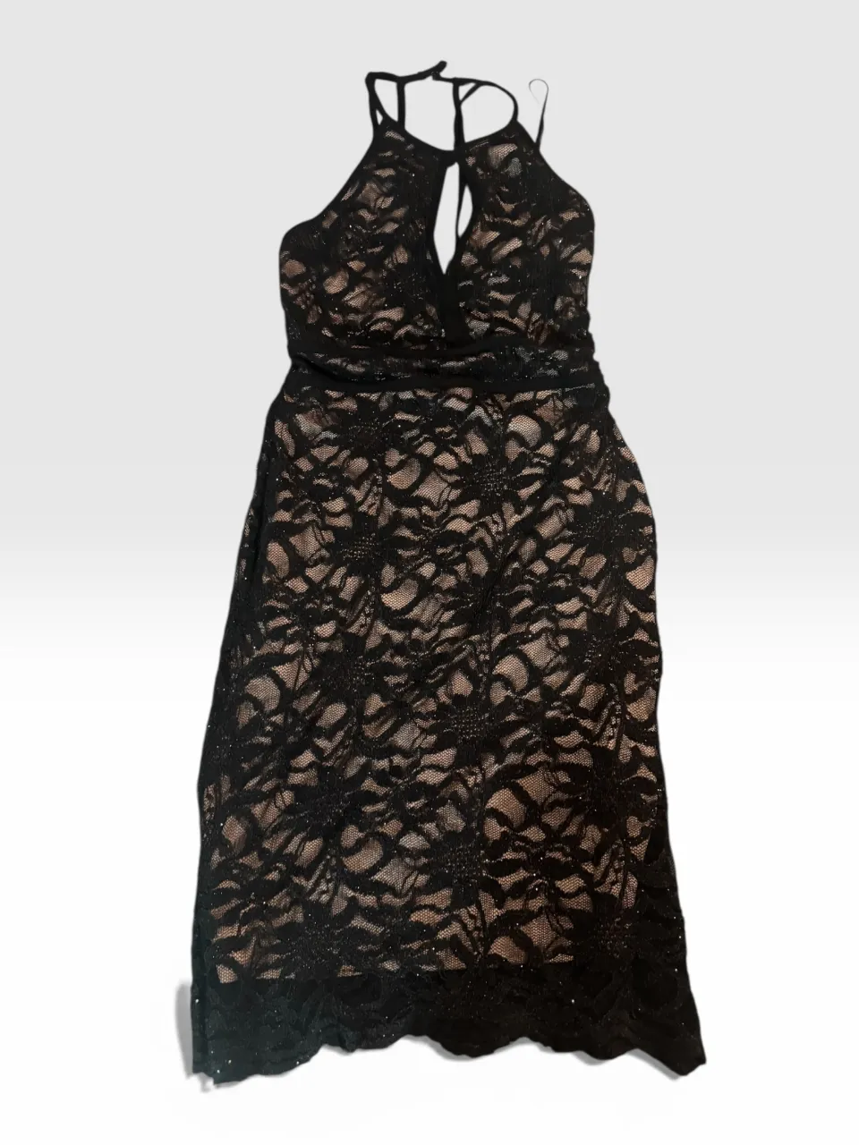 Vestido largo negro con detalles de encaje y escote pronunciado. Ideal para eventos formales o fiestas.