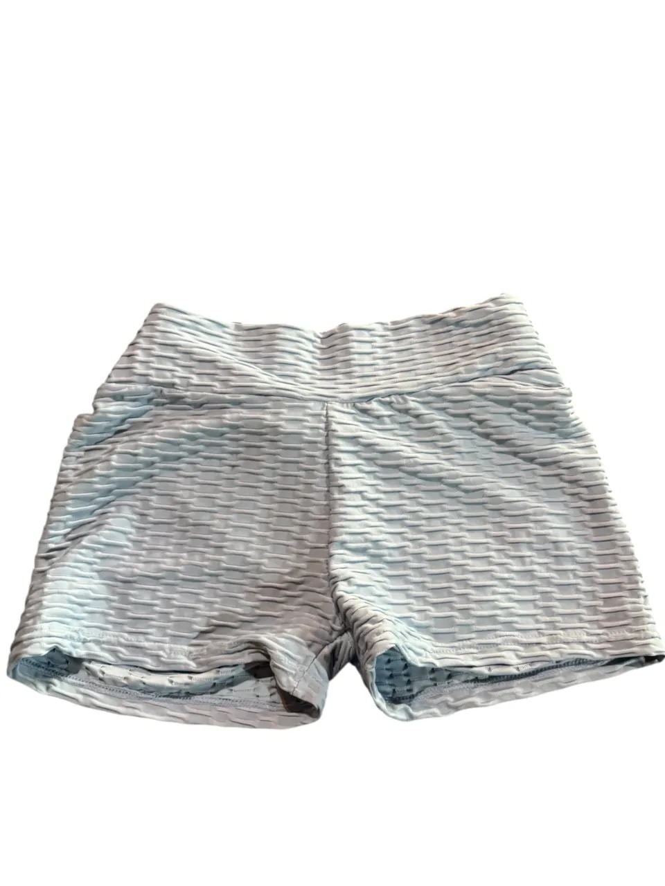 Shorts deportivos tiro alto con textura. Ideales para entrenar o para un look casual y cómodo. Diseño moderno y favorecedor.