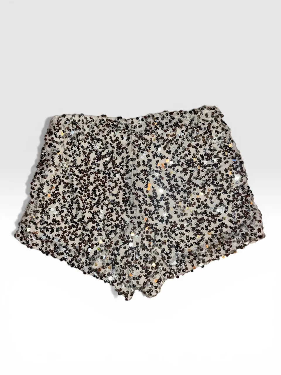 Shorts de fiesta blanco con lentejuelas plateadas Ideales para lucir en cualquier evento nocturno o salida.