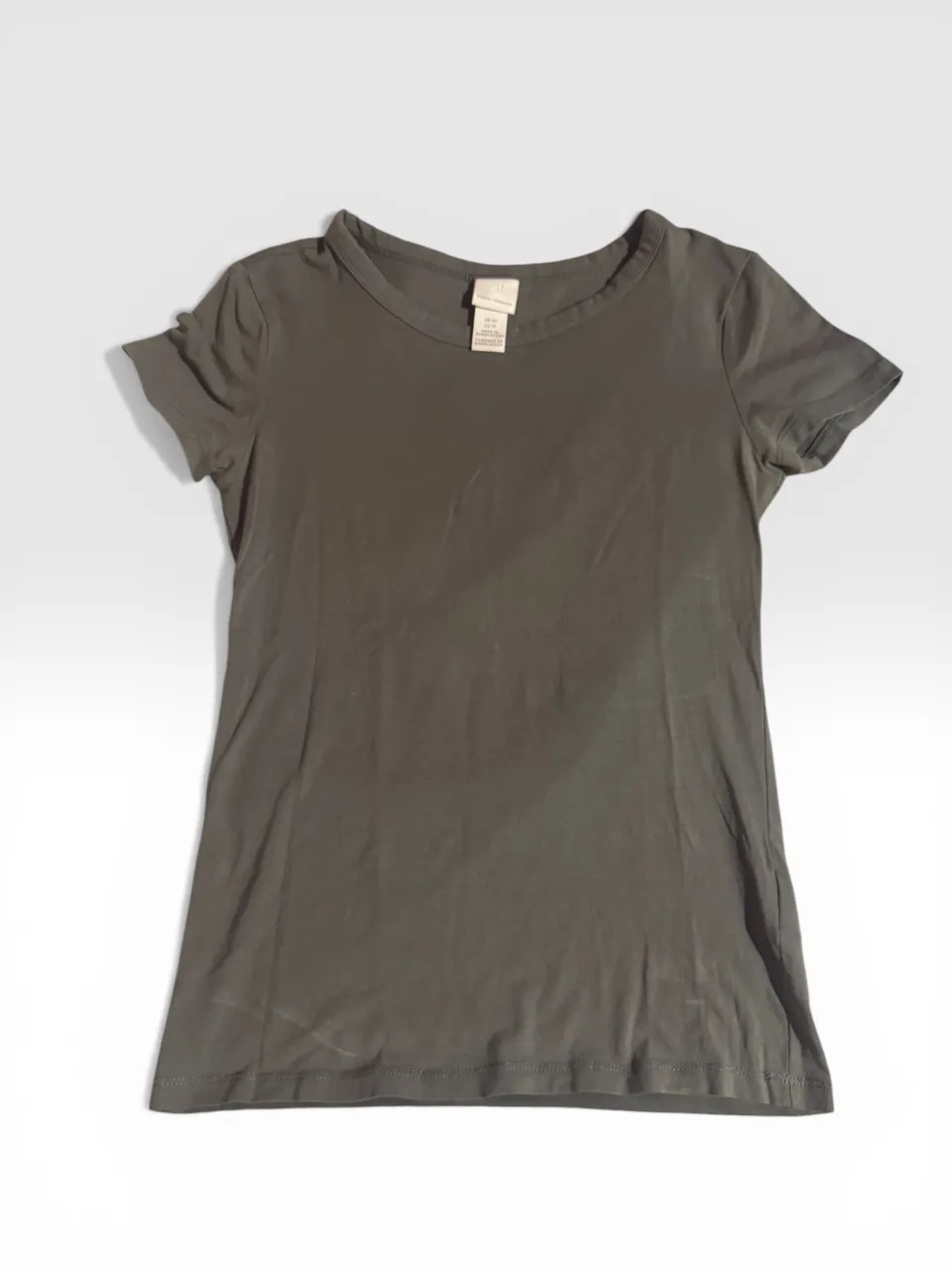 Remera manga corta de color verde musgo. Es una prenda básica, ideal para el día a día 