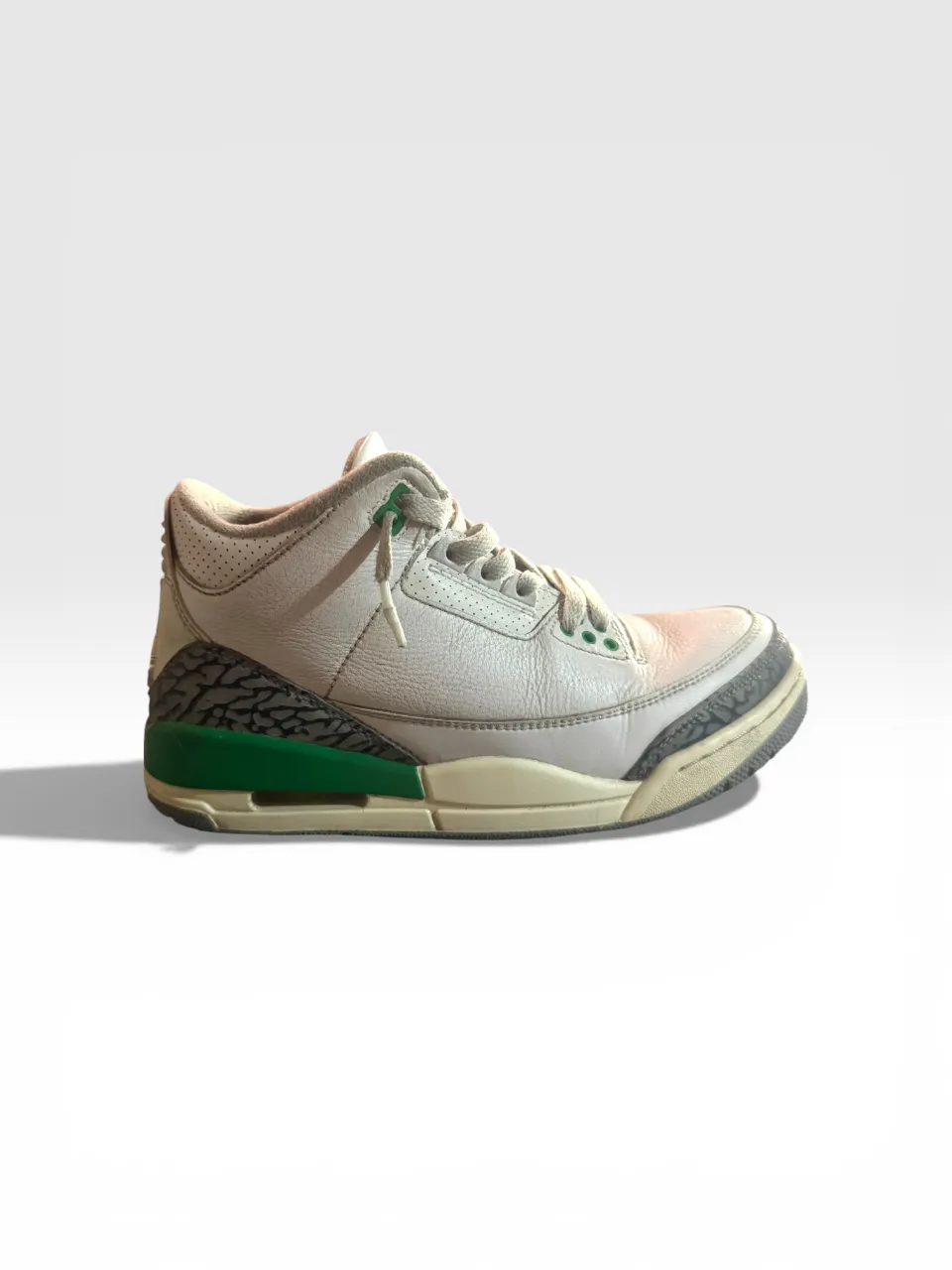 Zapatillas Jordan 3 originales, Perfectas para complementar cualquier look casual con un toque deportivo
acepto ofertas!