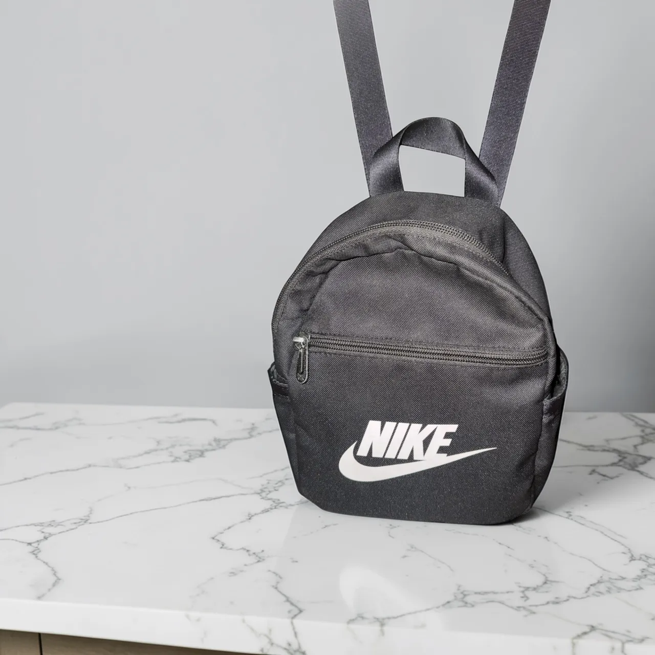 Mochila negra de la marca Nike, ideal para el día a día o para llevar tus esenciales deportivos. Diseño moderno y práctico. es original 