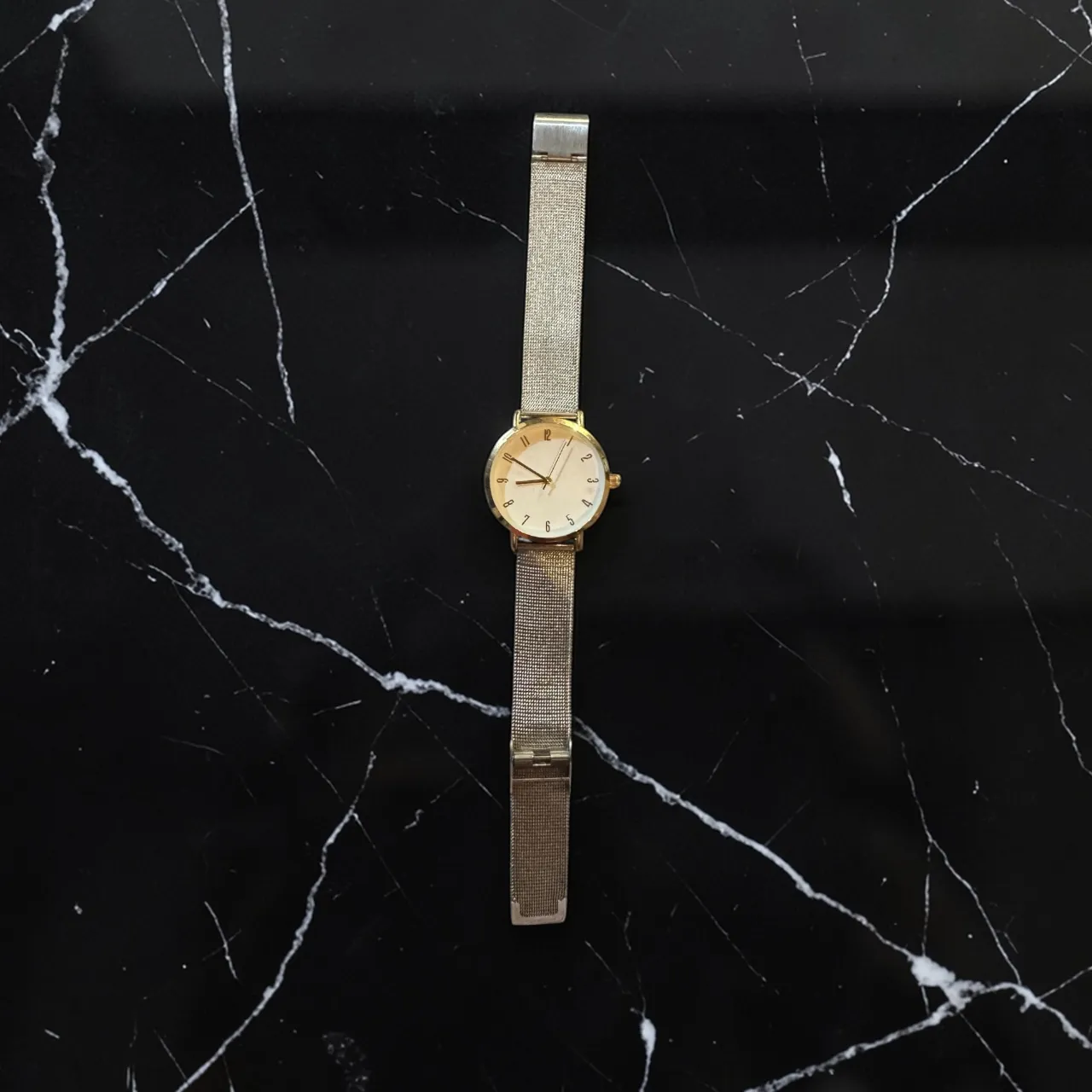 Reloj plateado  con malla de acero inoxidable, ideal para complementar cualquier look. 