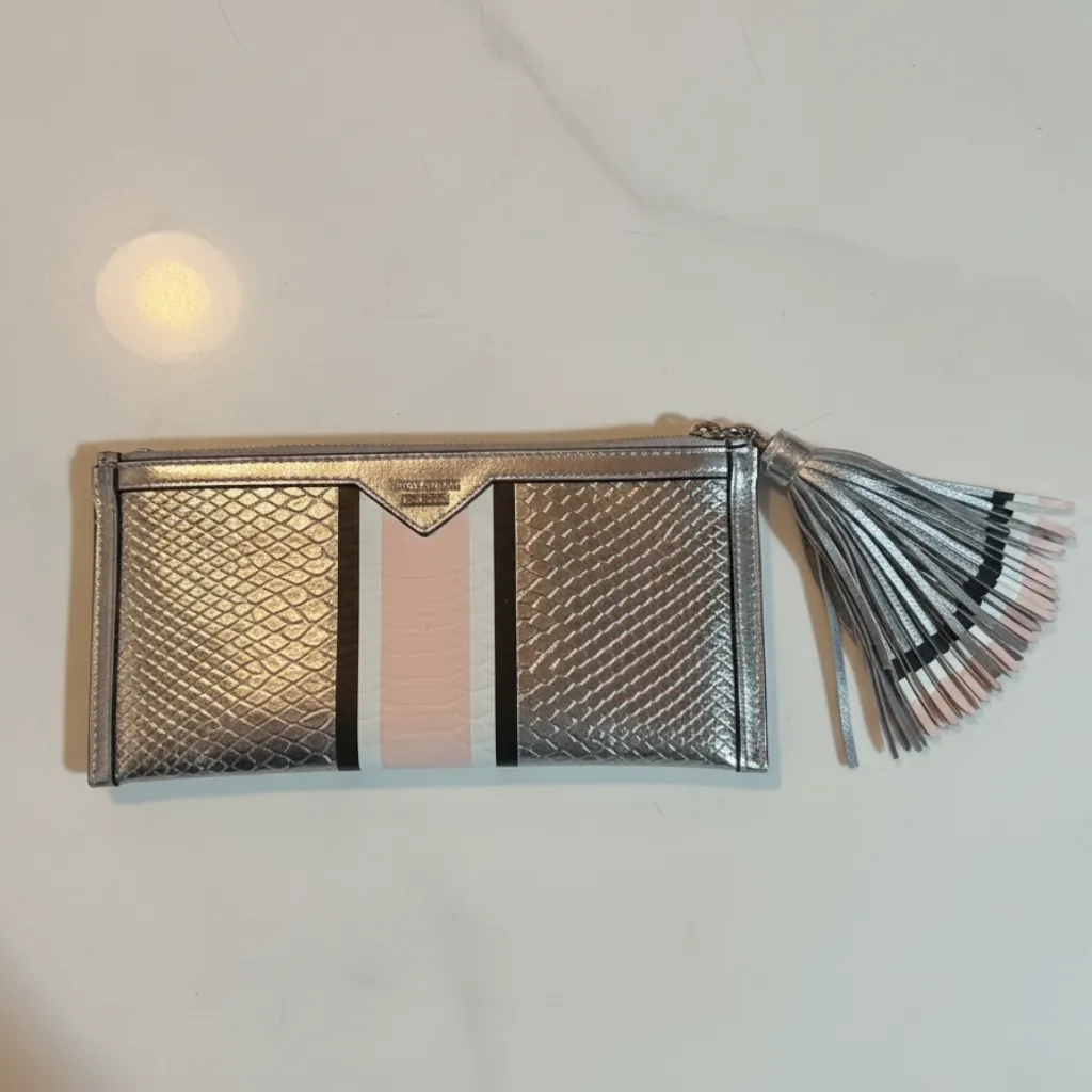 Billetera plateada con textura de serpiente y detalles de tiras en rosa, blanco y negro